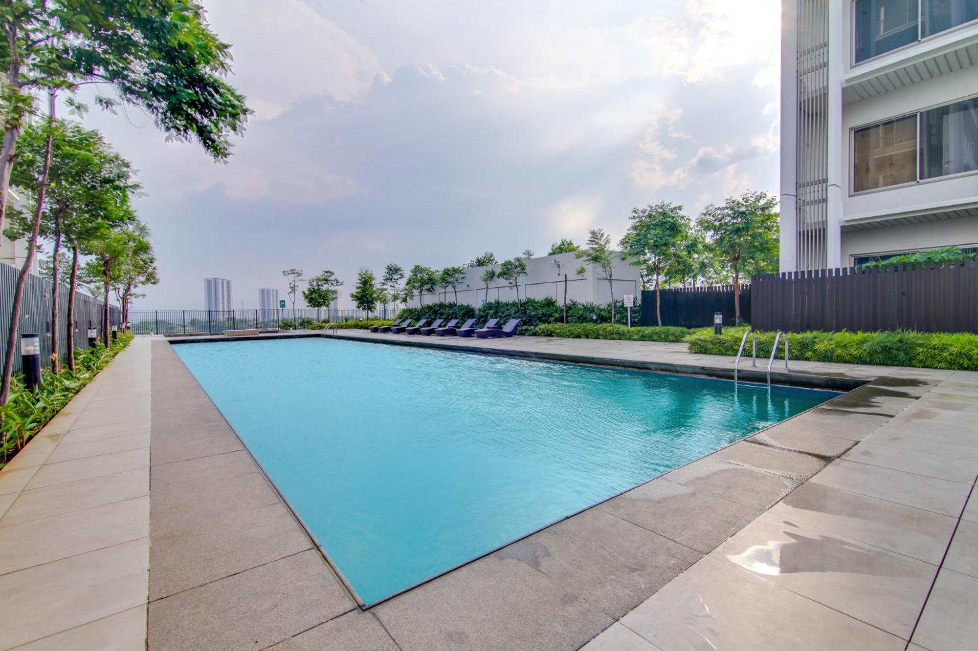 2br Orange County With Free Parking And Rooftop Pool * Bekasi